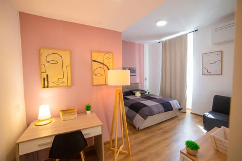 Bed, Photo of the whole room, Seating area, Bedroom, towels, air conditioner