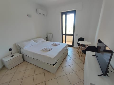 TV and multimedia, Photo of the whole room, Bedroom, air conditioner