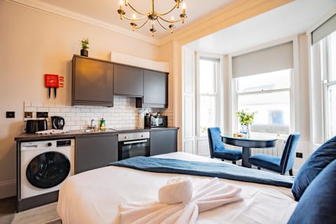 Kitchen or kitchenette, Bedroom