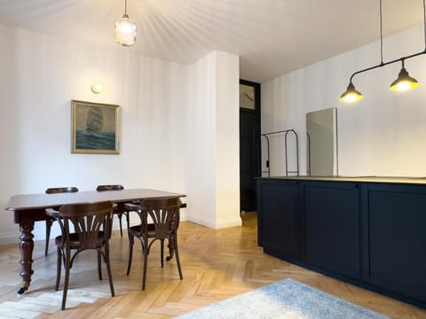 Kitchen or kitchenette, Dining area