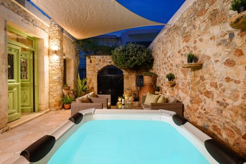 Night, Hot Tub, Seating area