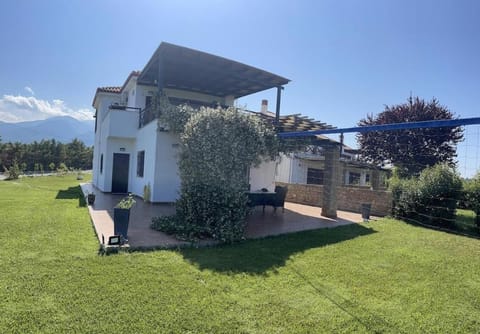 Property building, Day, Natural landscape, Garden, Garden view