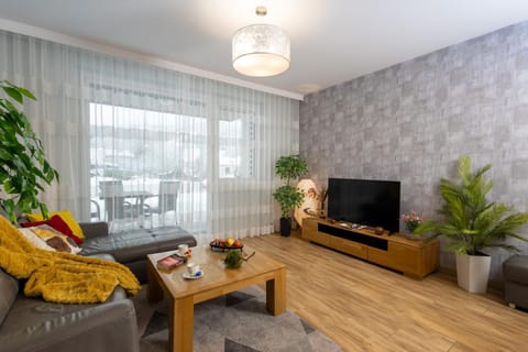 TV and multimedia, Living room, Seating area, Evening entertainment