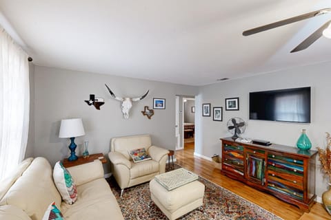 Play Room, Patio and Fire Pit! Cozy Kerrville Home House in Kerrville