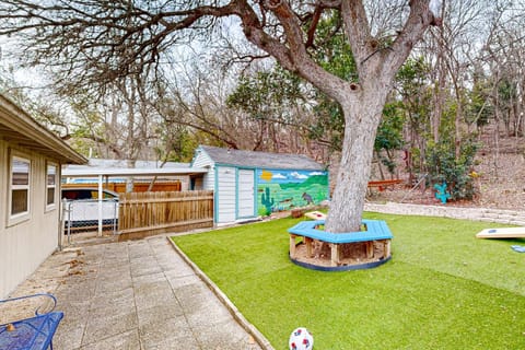 Play Room, Patio and Fire Pit! Cozy Kerrville Home House in Kerrville