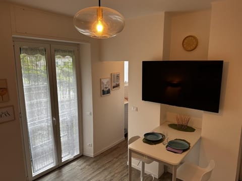TV and multimedia, Seating area, Dining area