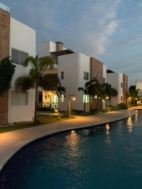 Property building, Night, Spa and wellness centre/facilities, Pool view, Swimming pool, Swimming pool