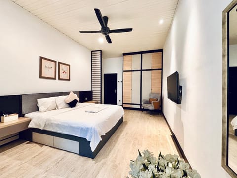 Bed, TV and multimedia, Photo of the whole room, Evening entertainment, Bedroom, wardrobe