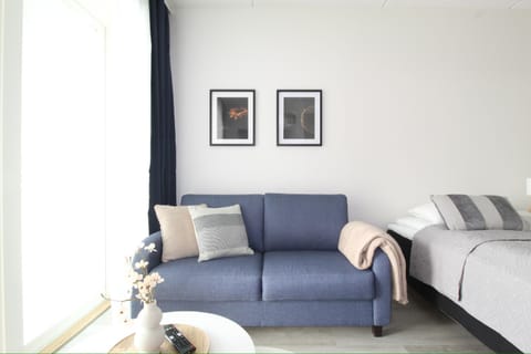 Photo of the whole room, Seating area