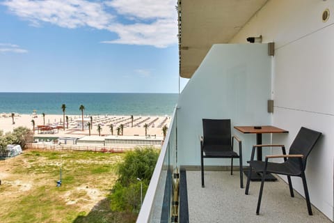 Day, Natural landscape, View (from property/room), Balcony/Terrace, Seating area, Dining area, Beach, Sea view