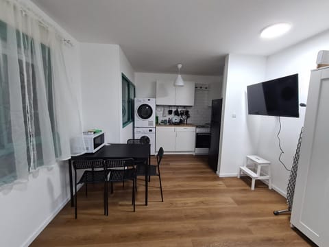 TV and multimedia, Kitchen or kitchenette, Dining area, oven, stove