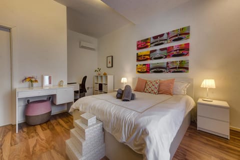 Bed, Living room, Photo of the whole room, Seating area, Bedroom, hair dresser, towels