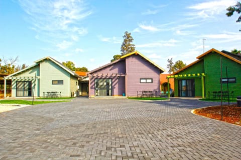 Property building, Day, Neighbourhood