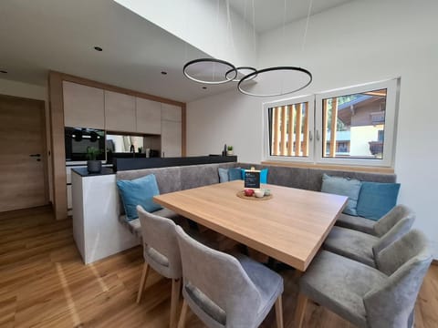 Kitchen or kitchenette, Living room, Seating area, Dining area