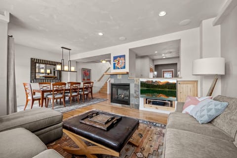 107 Red Quill House in Fraser