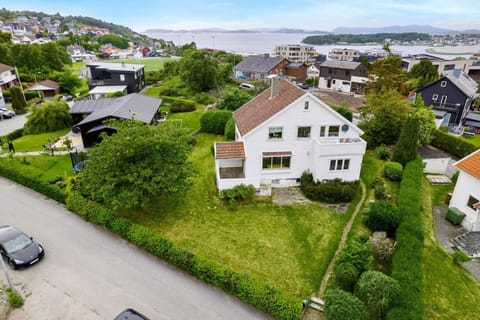 Property building, Natural landscape, Location, Parking