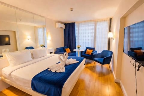 Property building, Restaurant/places to eat, Communal lounge/ TV room, Bed, TV and multimedia, Living room, Photo of the whole room, Seating area, Evening entertainment, Bedroom, Swimming pool, Breakfast, air conditioner