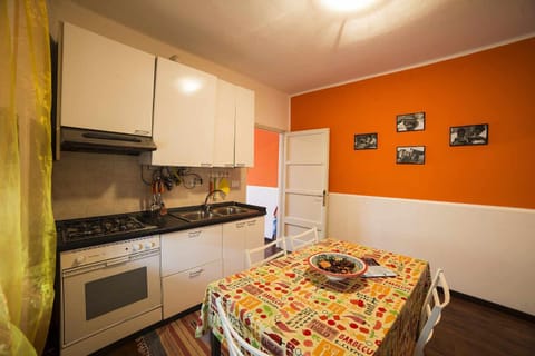Kitchen or kitchenette, Dining area, minibar, oven, pet friendly