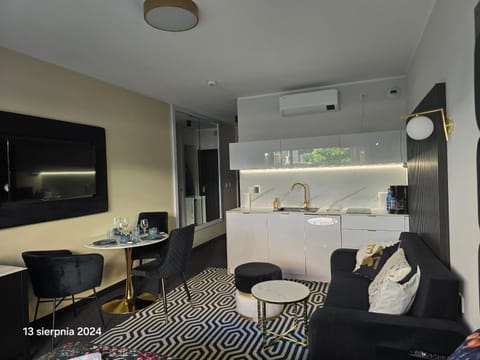 TV and multimedia, Kitchen or kitchenette, Seating area