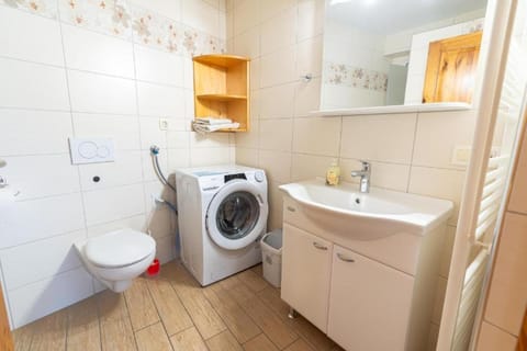 Toilet, Bathroom, Bath, towels, washing machine, dryer
