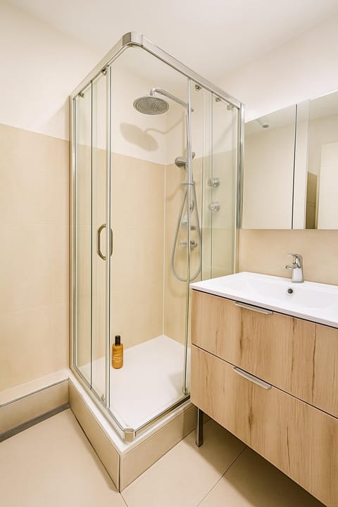 Cannes Marina, Studio Vue Port avec Piscine et Parking Privé Apartment in Mandelieu-La Napoule