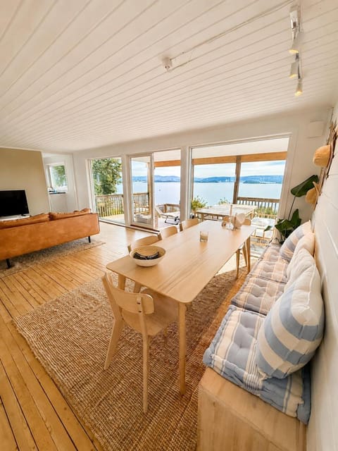 TV and multimedia, View (from property/room), Balcony/Terrace, Living room, Seating area, Dining area, Evening entertainment, Sea view