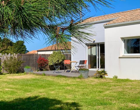 Property building, Garden, Garden view, Garden view