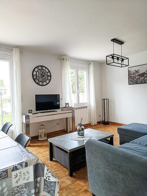 Bed, TV and multimedia, Living room