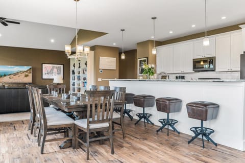 Golf in Luxury - 4BDR Home on Agaming Golf Course House in Torch Lake