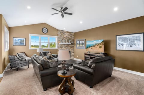 Golf in Luxury - 4BDR Home on Agaming Golf Course House in Torch Lake