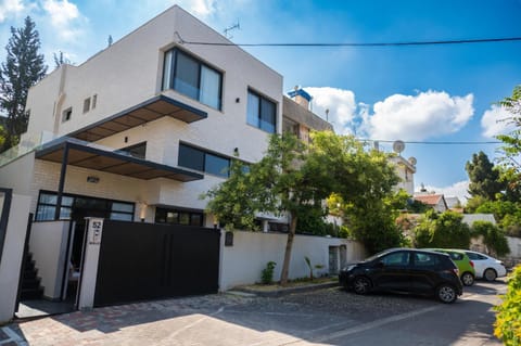 Property building, Neighbourhood, Street view, Location, Parking