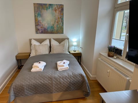 Bed, Bedroom, towels