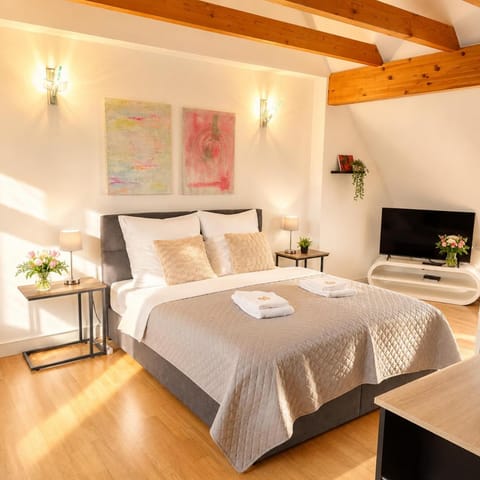 Bed, TV and multimedia, Bedroom, towels