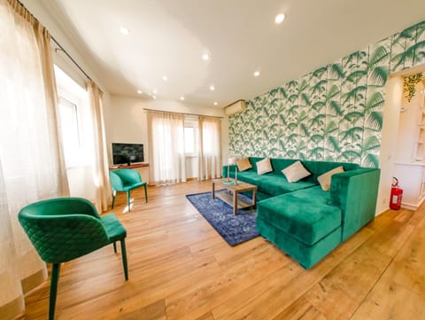 Communal lounge/ TV room, TV and multimedia, Living room, Seating area