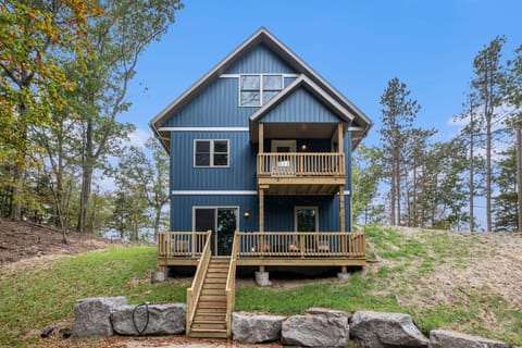 Beautiful Overlooking Shoreline 2BDR Chalet 2892 House in Michigan