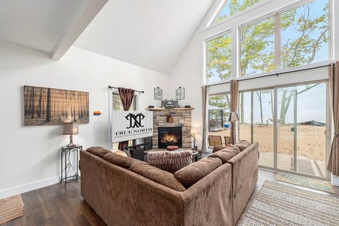 Beautiful Overlooking Shoreline 2BDR Chalet 2892 House in Michigan