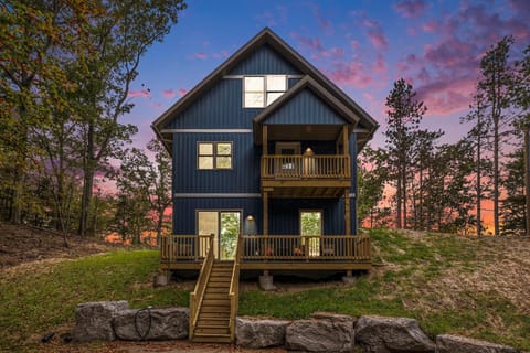 Beautiful Overlooking Shoreline 2BDR Chalet 2892 House in Michigan