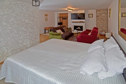 Bed, Seating area
