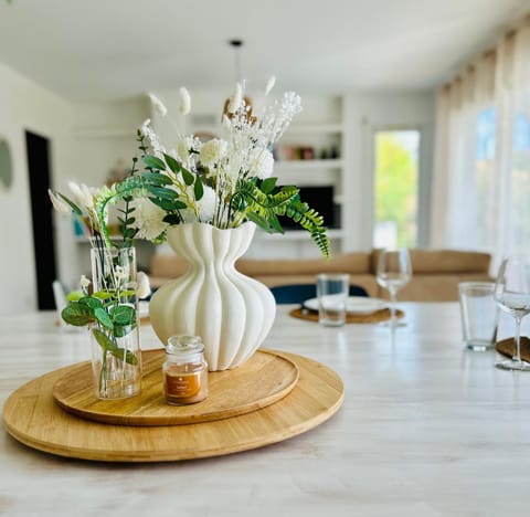 Living room, Food and drinks, Dining area