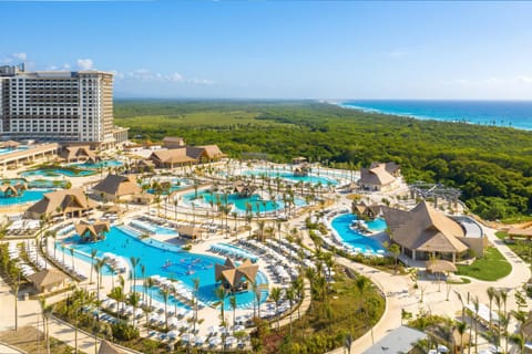 Property building, Nearby landmark, Restaurant/places to eat, Day, Beach, Landmark view, Pool view, Swimming pool, Sports, sunbed