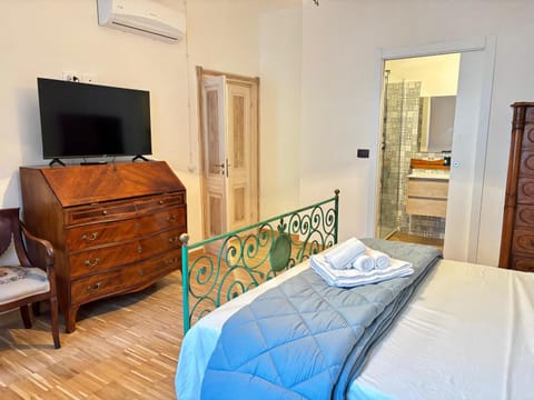 Bed, TV and multimedia, Photo of the whole room, Bedroom, towels, wardrobe, air conditioner