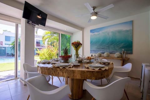 Communal lounge/ TV room, TV and multimedia, Living room, Seating area, Dining area, Evening entertainment