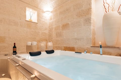 Restaurant/places to eat, Hot Tub, Sauna, Bathroom, Spa and wellness centre/facilities, Swimming pool, Alcoholic drinks, Bath