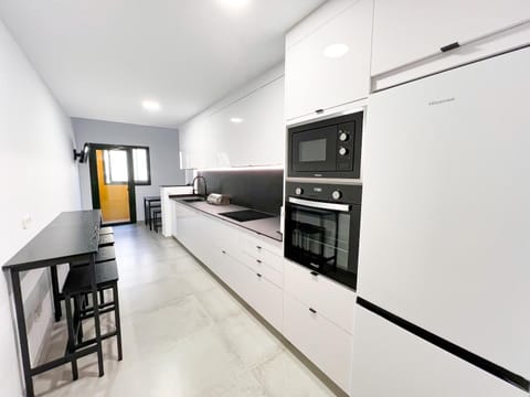 Coffee/tea facilities, Kitchen or kitchenette, Dining area, dishwasher, microwave, oven, stove, washing machine