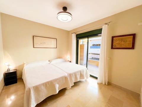 Bed, Bathroom, Balcony/Terrace, Photo of the whole room, Bedroom, heating, internet, wardrobe, air conditioner