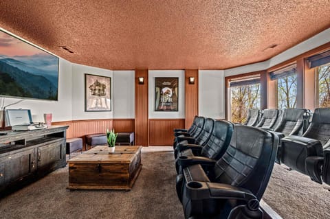 Great Family Vacation - Theatre - Games - Hot Tub Chalet in Gatlinburg