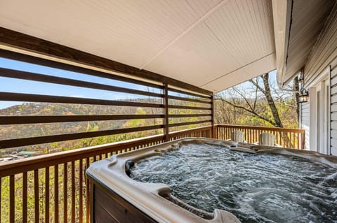 Great Family Vacation - Theatre - Games - Hot Tub Chalet in Gatlinburg
