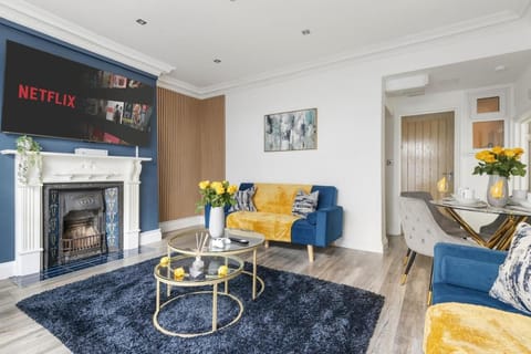 TV and multimedia, Living room, Seating area, flat iron