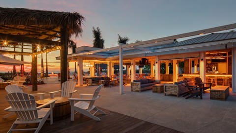 Restaurant/places to eat, Restaurant/places to eat, Lounge or bar, Seating area, Sunset