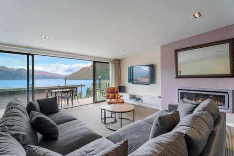 TV and multimedia, Seating area, Lake view, Mountain view